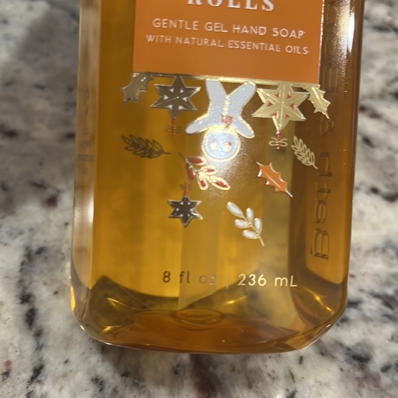 New bath and Bodyworks iced cinnamon rolls hand soap - Picture 6 of 6